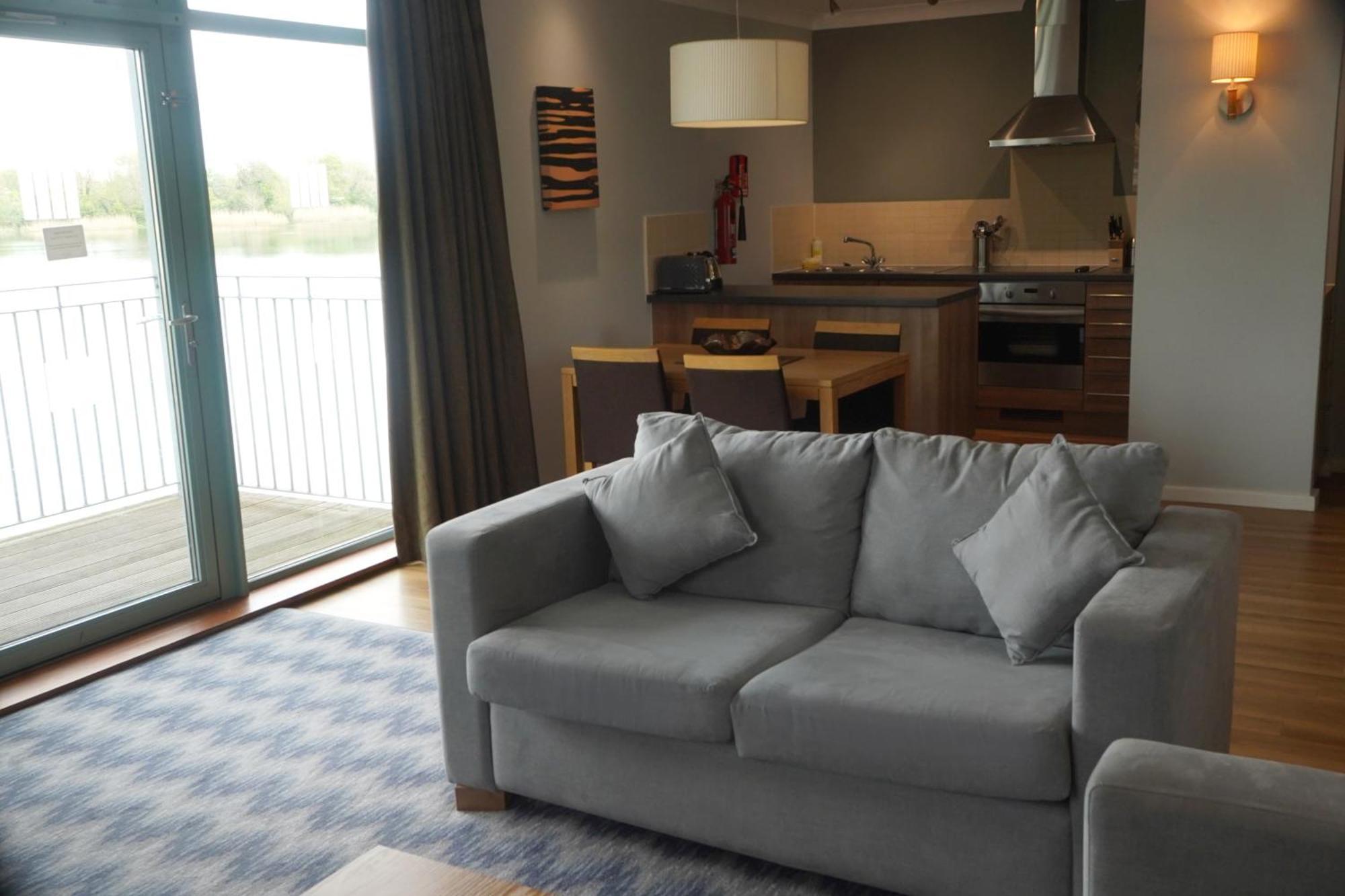 De Vere Cotswold Water Park Apartments Cirencester Dış mekan fotoğraf