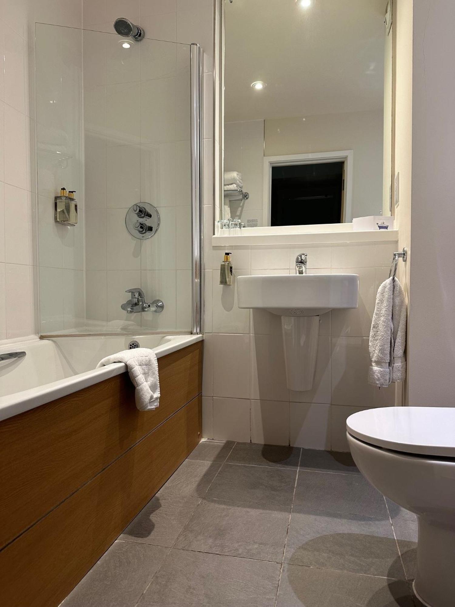 De Vere Cotswold Water Park Apartments Cirencester Dış mekan fotoğraf